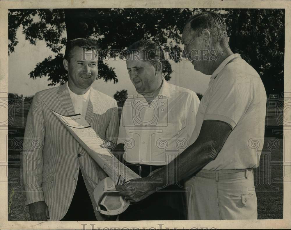 1966 Press Photo Officials discuss tournament on golf course in New York- Historic Images