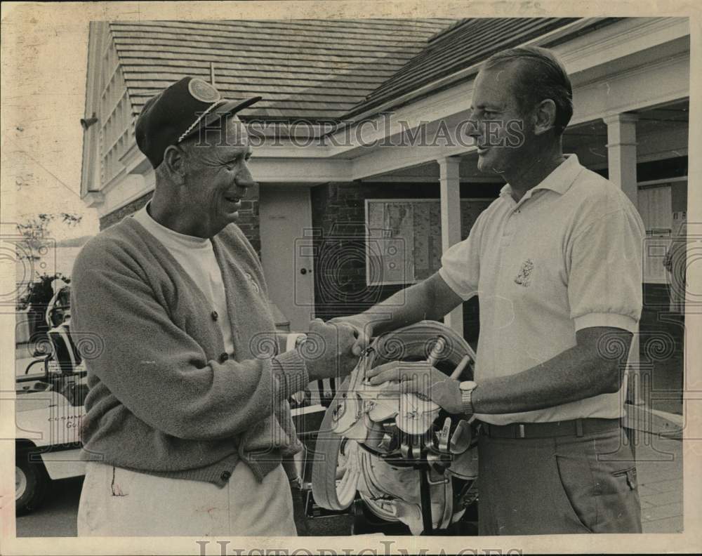 1968 Press Photo Brill Gressick with Bob Mix at golf course in New York- Historic Images