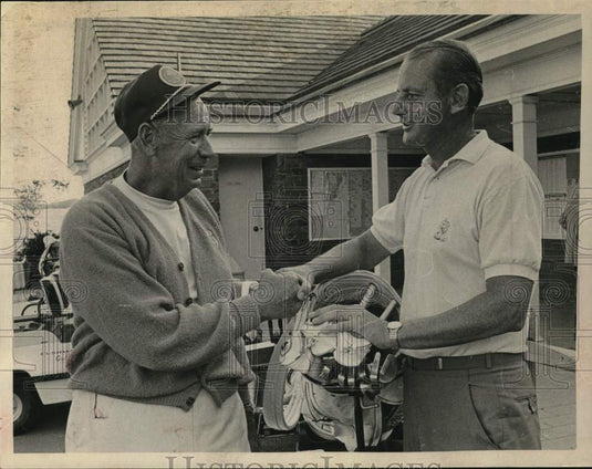 1968 Press Photo Brill Gressick with Bob Mix at golf course in New York- Historic Images