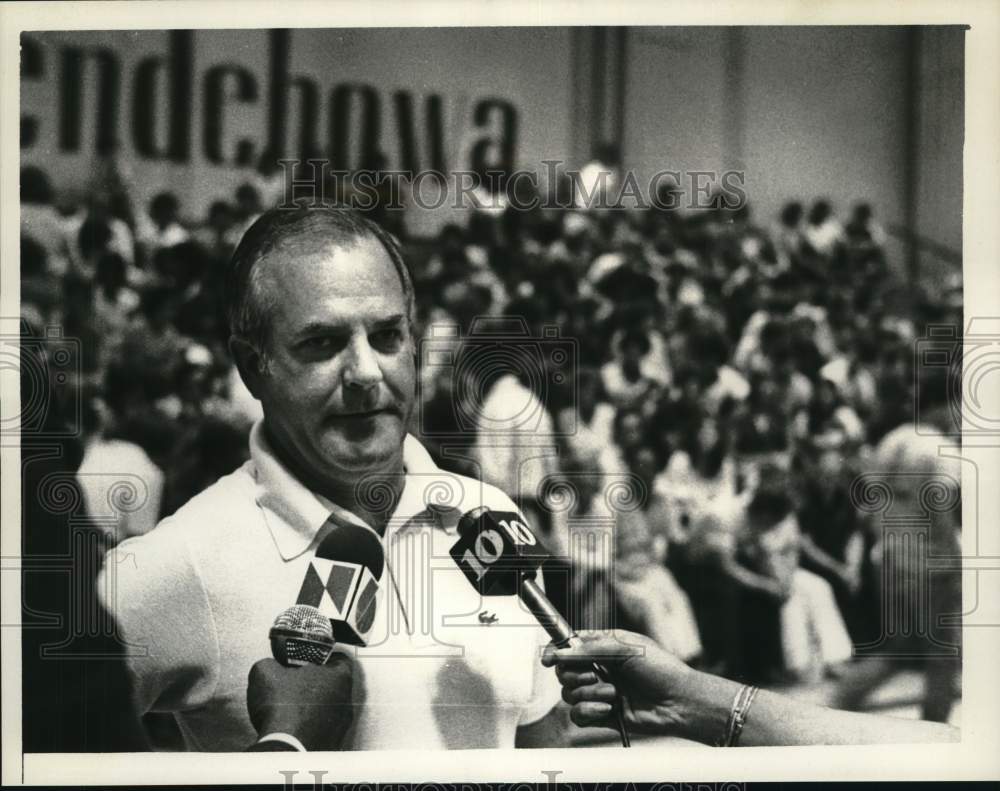 1981 Press Photo Al Graves interviewed at Shenendehowa High School, New York- Historic Images