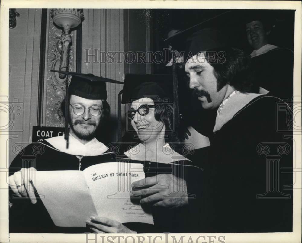 1974 Press Photo College of St. Rose graduates at commencement in New York
