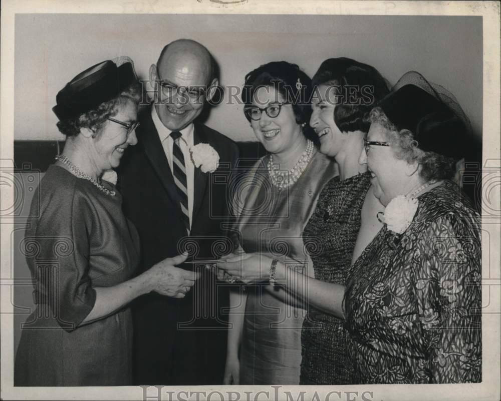 1965 Press Photo Christopher Greisau with ladies at School 23, Albany, New York- Historic Images