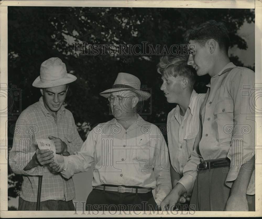 Press Photo Golfers study score card at Wolfert&#39;s Roost, Albany, New York- Historic Images