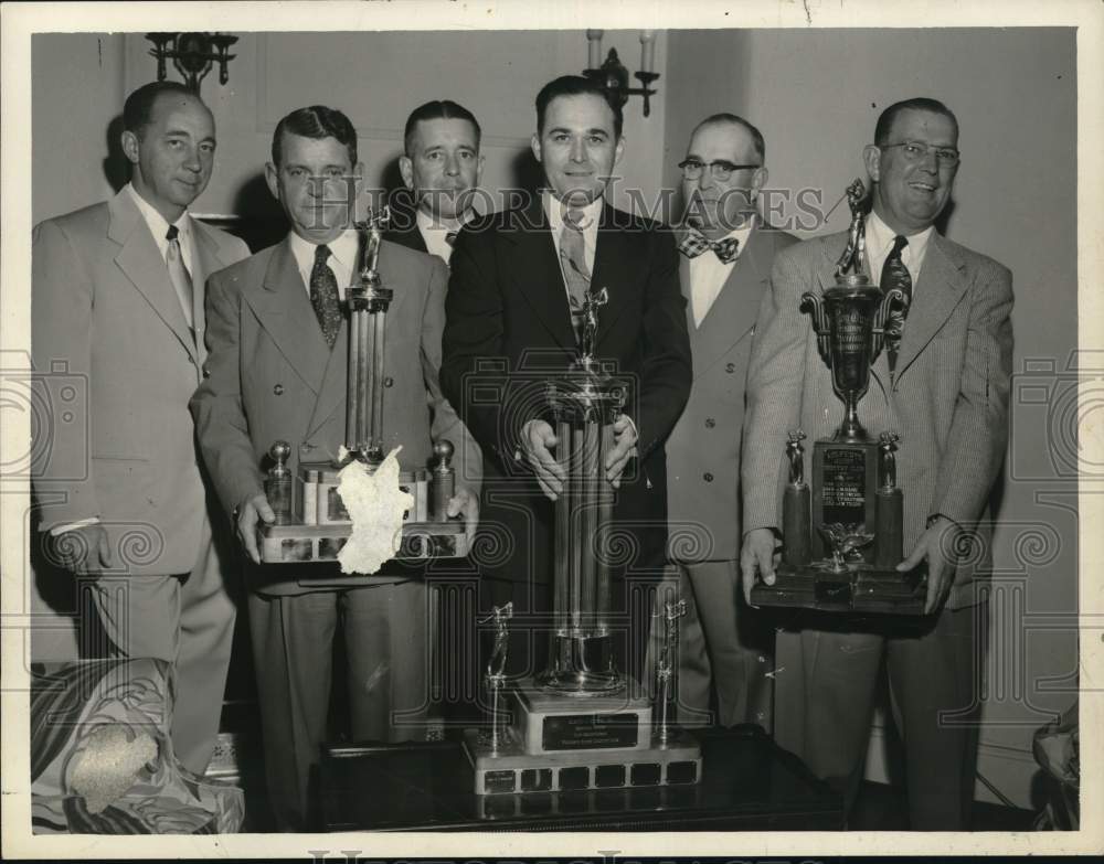 Press Photo Group poses with golf trophies in New York - tub11398- Historic Images