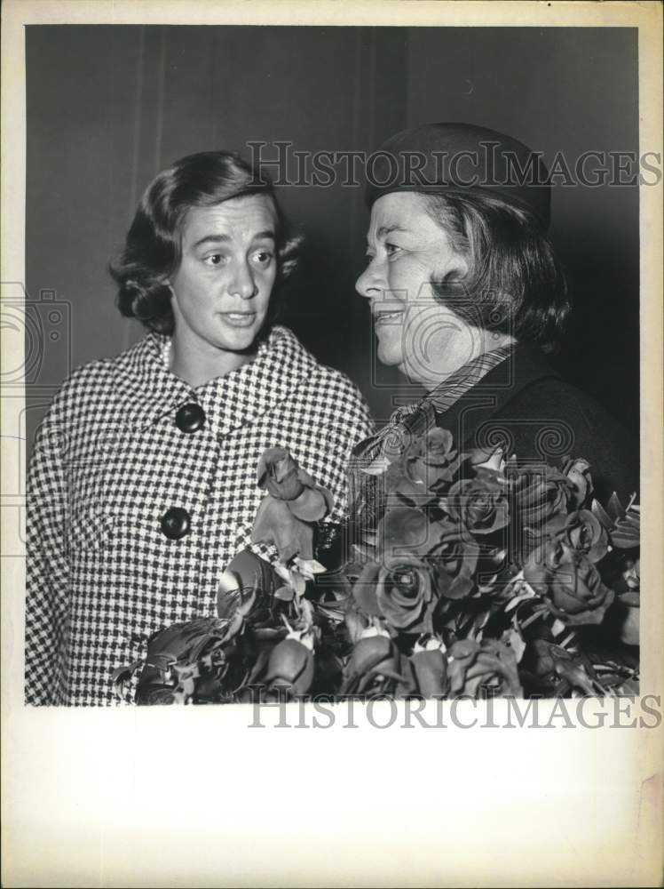 1964 Press Photo Mrs. Barry Goldwater with Mrs. Nelson Rockefeller in New York