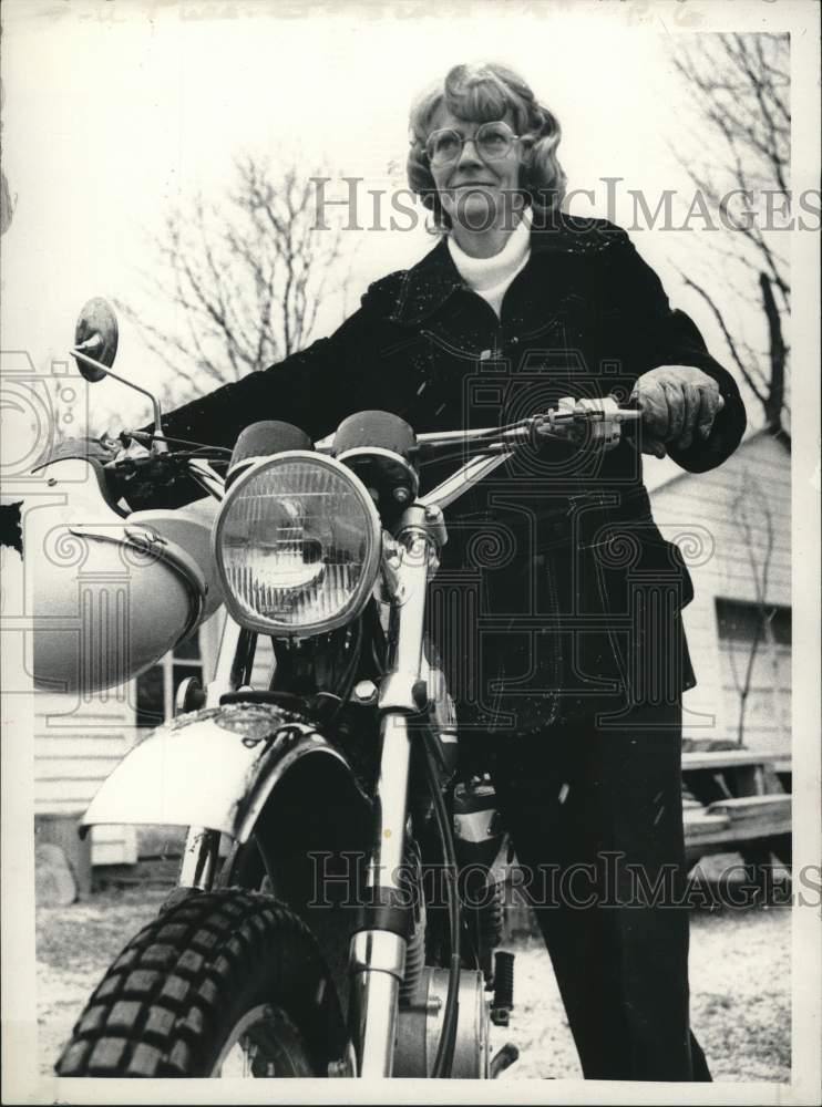 1974 Press Photo Agnes Geel with motorcycle in New York - tub11892