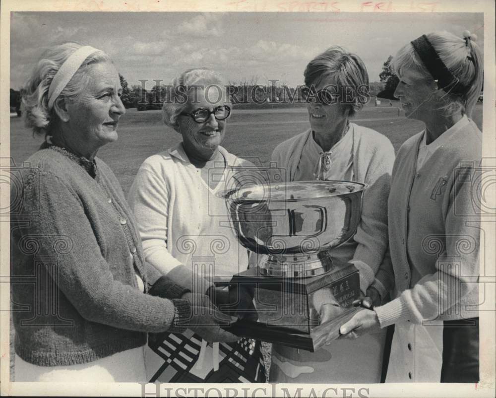 1972 Press Photo Ladies pose with golf trophy at Valhalla Country Club, New York- Historic Images