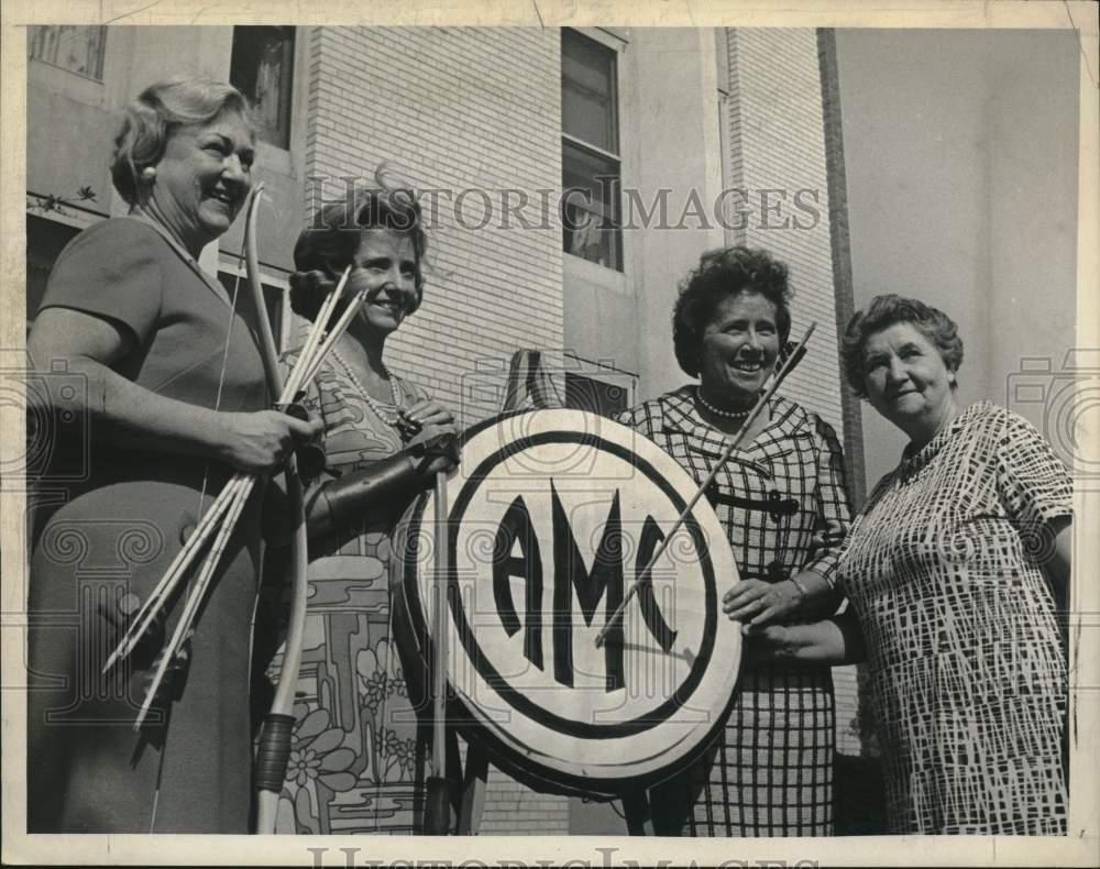 1968 Press Photo Ladies pose with archery target in New York - tub12680- Historic Images