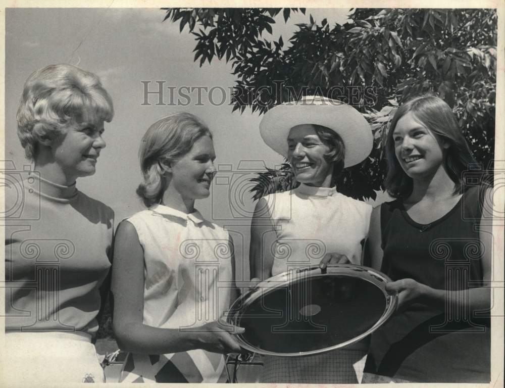 Press Photo Ladies pose with golf championship trophy in New York - tub12724- Historic Images