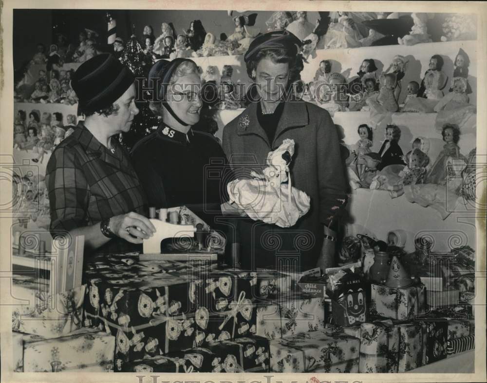 1960 Press Photo Mrs. Nelson Rockefeller with Salvation Army members in toy shop- Historic Images