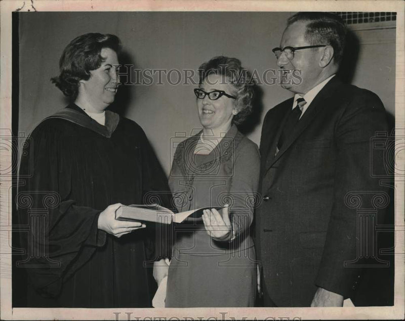Load image into Gallery viewer, 1969 Press Photo Reverend Margaret Howland, Shirley Curthoys and Raymond Siek
