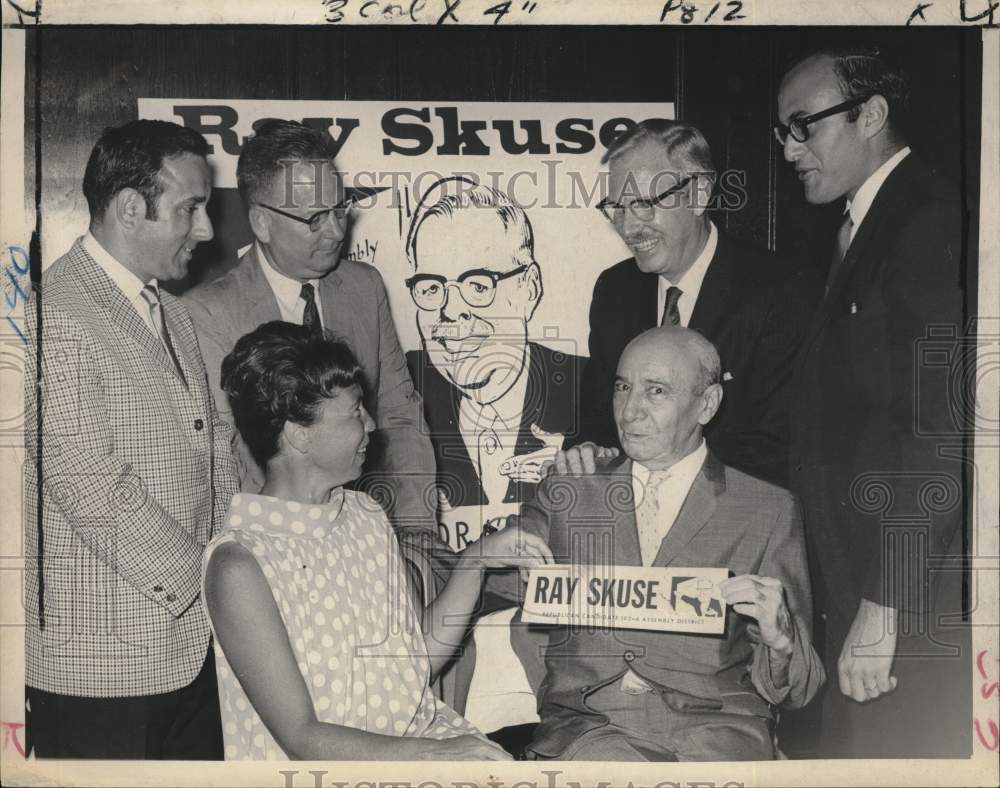 1968 Press Photo Candidate Ray Skuse Poses with Supporters - tub14033- Historic Images