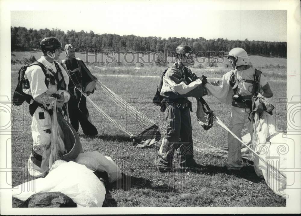 1980 Press Photo Skydivers at Duanesburg Airport- Historic Images