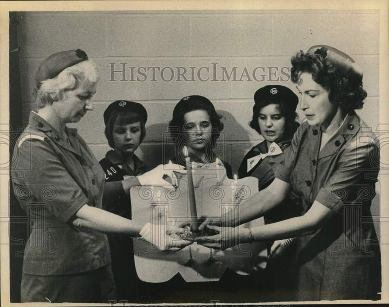 Load image into Gallery viewer, 1963 Press Photo Grace Covey and Girl Scout Troop 240 in Fly-Up Ceremony
