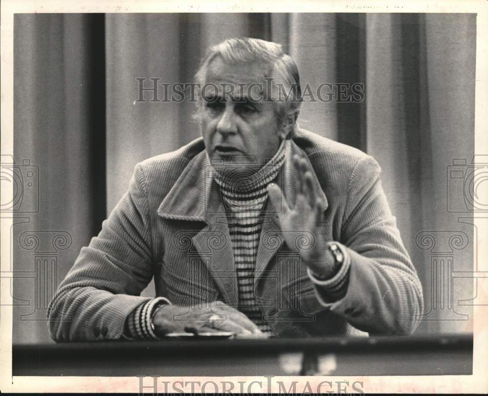 1973 Press Photo Curt Gowdy speaks at a table- Historic Images