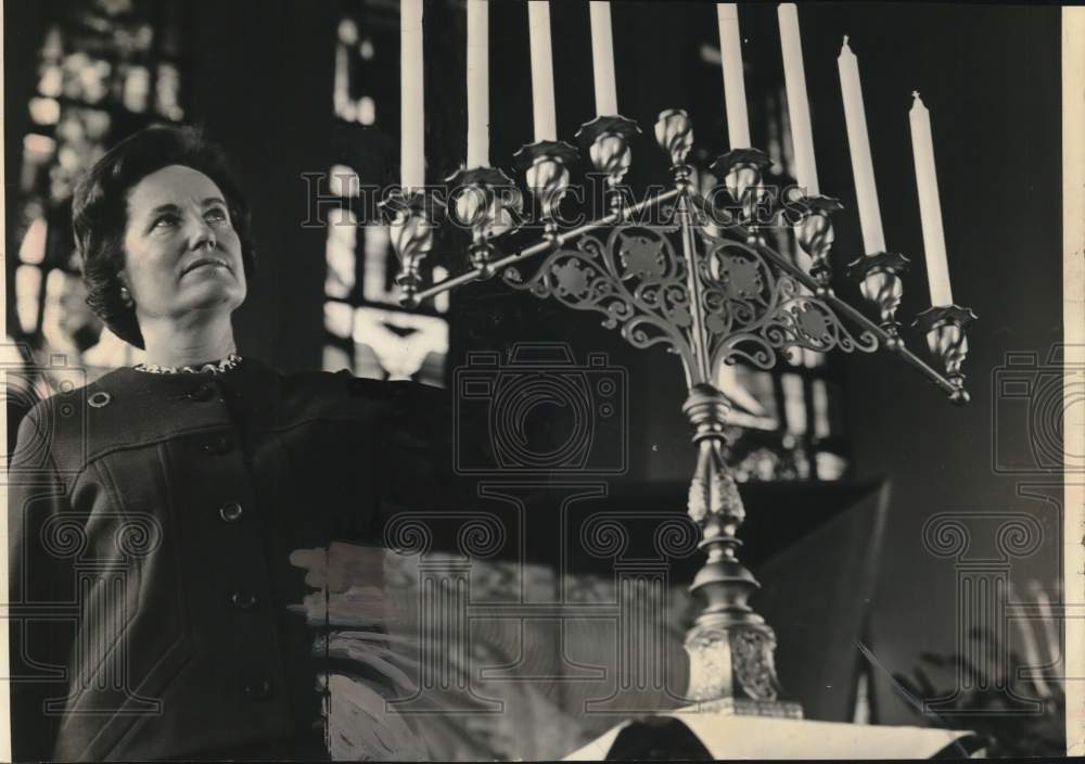 1966 Press Photo Mrs. William Barnet Celebrates Hannukah, Temple Beth Emeth
