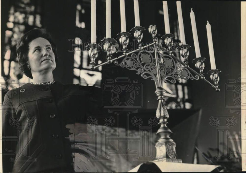 Load image into Gallery viewer, 1966 Press Photo Mrs. William Barnet Celebrates Hannukah, Temple Beth Emeth
