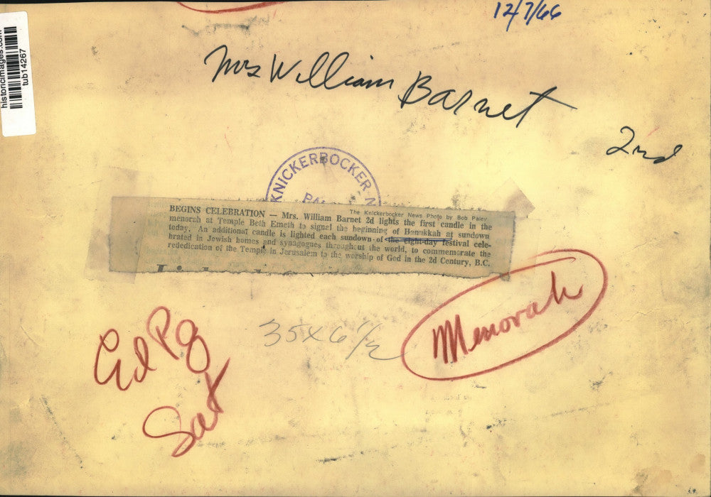 1966 Press Photo Mrs. William Barnet Celebrates Hannukah, Temple Beth Emeth