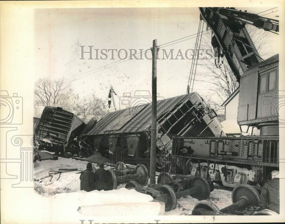 1965 Press Photo Crane Lifts Cars After Train Derailed, Hoosick Falls, New York