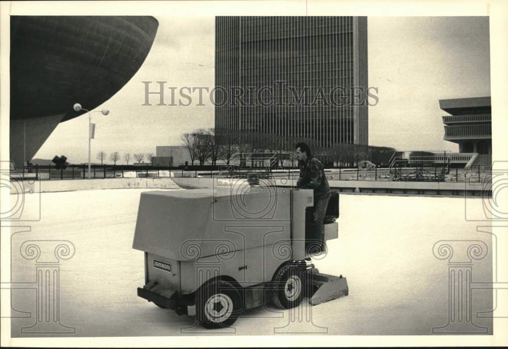 1986 Press Photo Patrick Murray Smooths Ice at South Mall Skating Rink, Albany- Historic Images