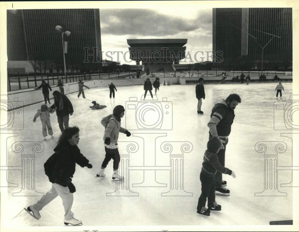 1987 Press Photo Crowd Ice Skates at South Mall Rink in Empire State Plaza- Historic Images