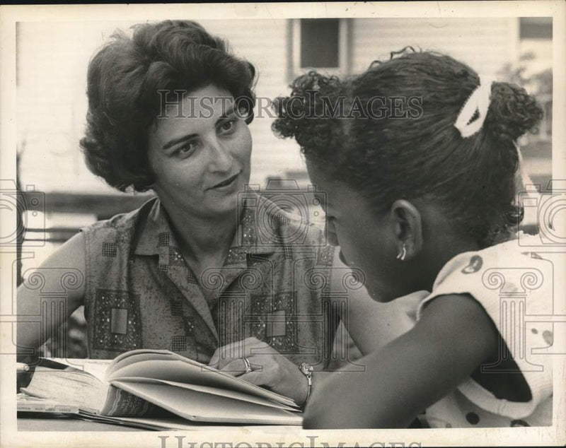 Load image into Gallery viewer, 1963 Press Photo Mrs. Paul Greenfield Tutors Deborah Williams, Schenectady

