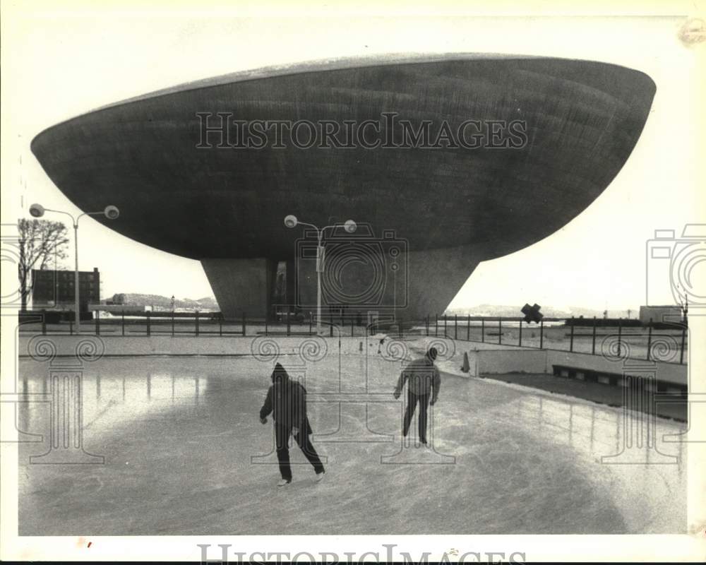 Press Photo Couple Ice Skates at South Mall Skating Rink- Historic Images