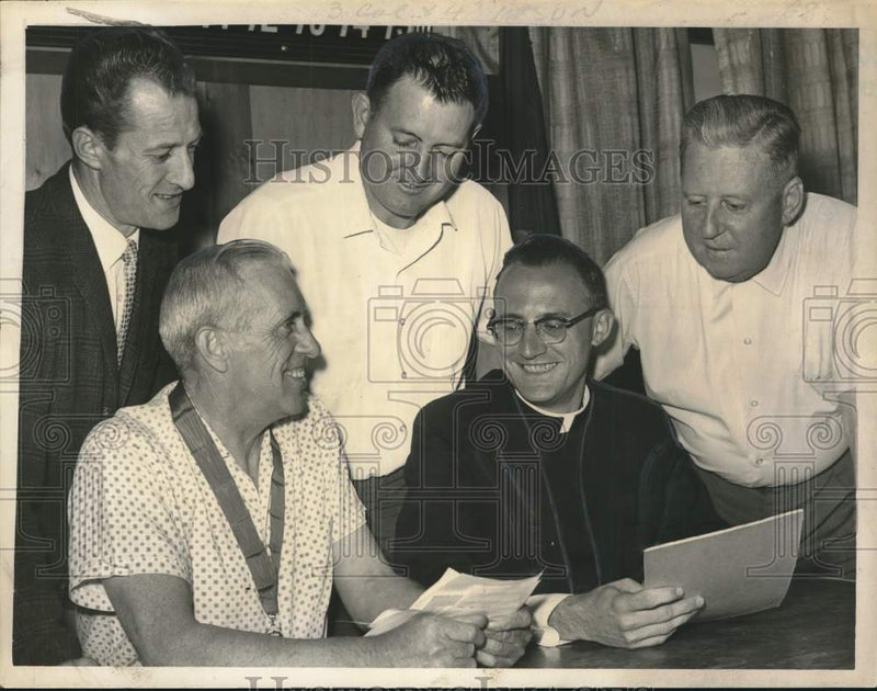 Load image into Gallery viewer, 1965 Press Photo Capistran Hanlon and Ancient Order of Hibernians, New York

