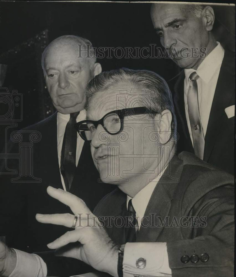 Load image into Gallery viewer, 1965 Press Photo Senator Saretski and Governor at Bill Signing, New York
