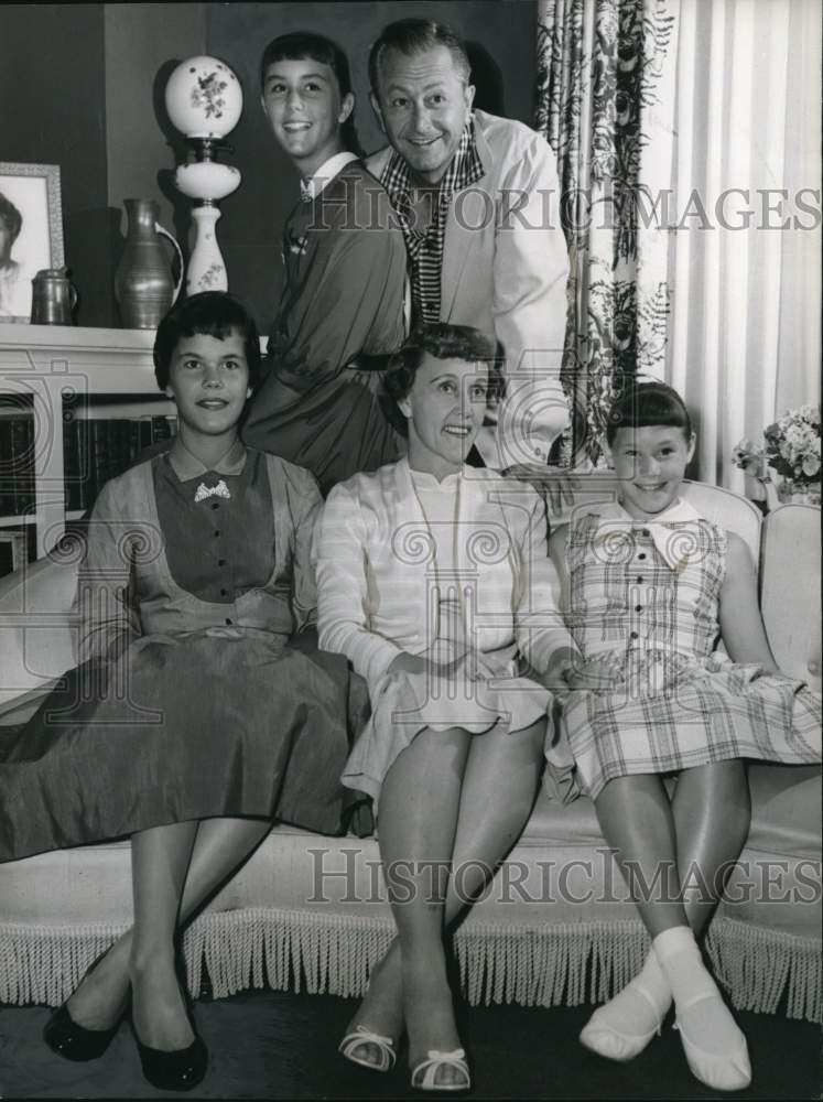 1956 Press Photo TV Series &quot;Father Knows Best&quot; Actor Robert Young &amp; Family- Historic Images