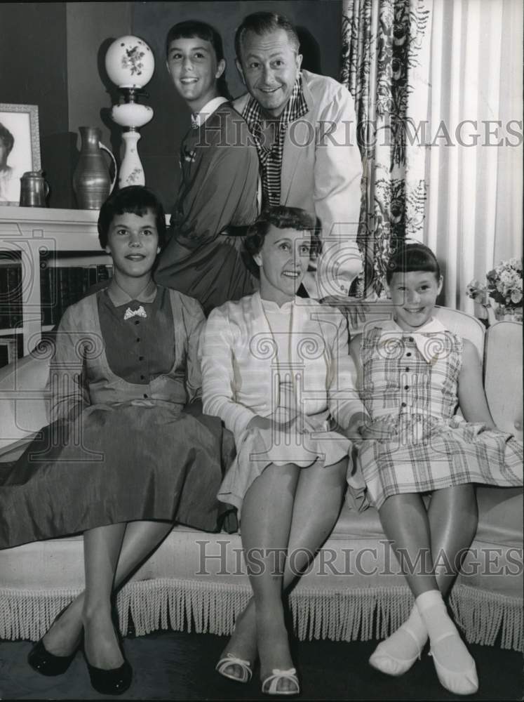 1956 Press Photo TV Series "Father Knows Best" Actor Robert Young & Family- Historic Images