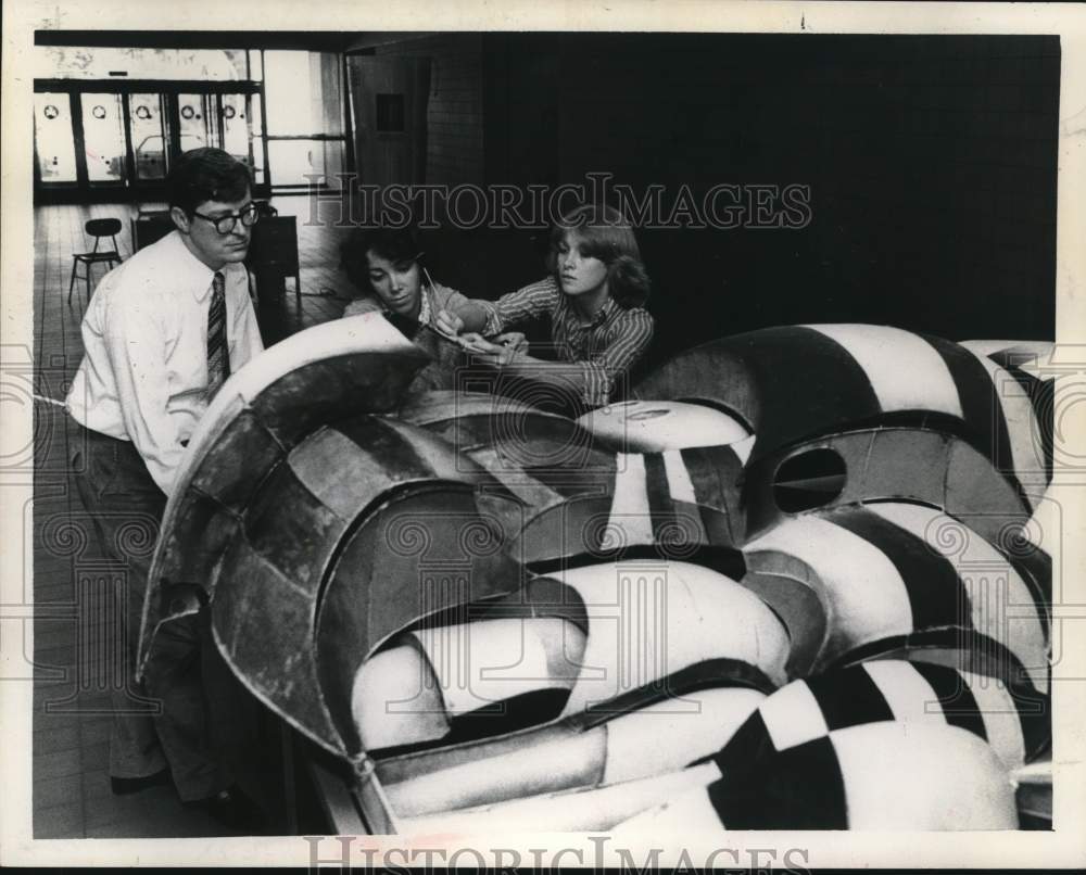 1978 Press Photo Workers repair a sculpture on the South Mall, Albany, New York- Historic Images