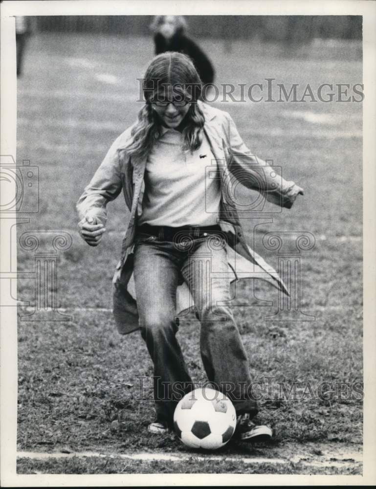 1974 Press Photo Sue Morris Plays Soccer - tub18448- Historic Images