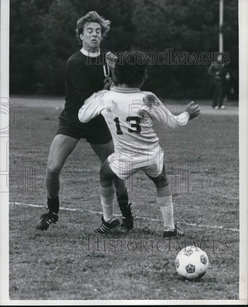 1979 Press Photo Kent Miller of Union and Afrim Nesai of Albany St. play soccer- Historic Images