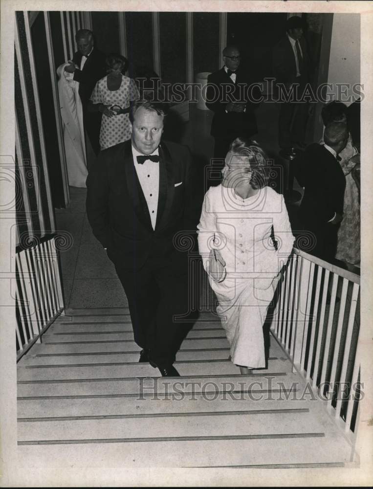 1970 Press Photo Mr. and Mrs. Prescott C. Sook on a stairwell - tub18461