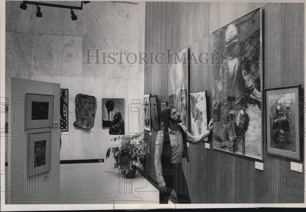 1984 Press Photo Ned Lacy of Latham views art at South Mall, Albany, New York- Historic Images