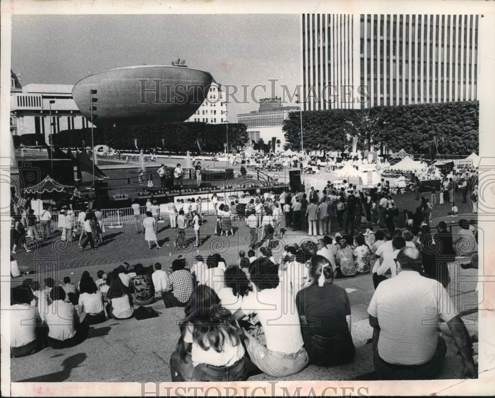 1981 Press Photo Crowd watches Donny Brook perform on South Mall, Albany, N.Y.- Historic Images