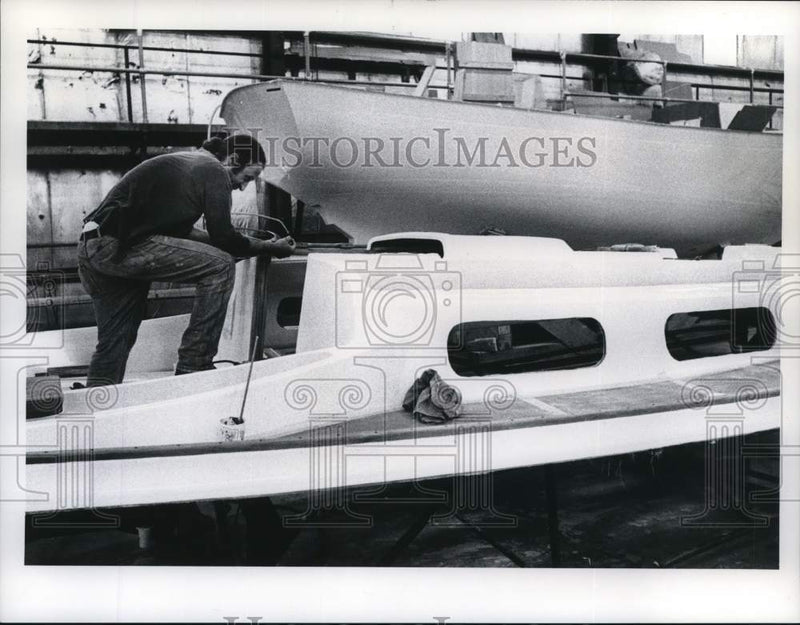 Load image into Gallery viewer, 1976 Press Photo Ron Malinowski of Wright Yacht Company - tub18607
