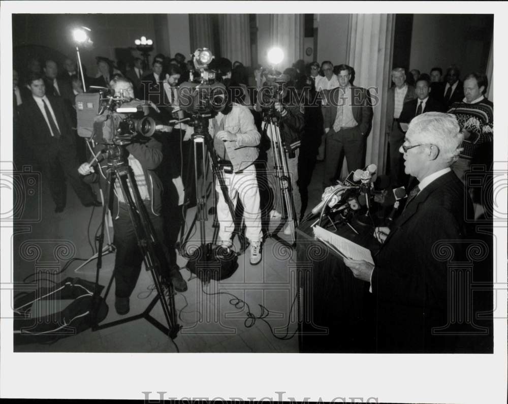 1993 Press Photo Sol Greenberg Speaks to Press, Albany County Courthouse- Historic Images