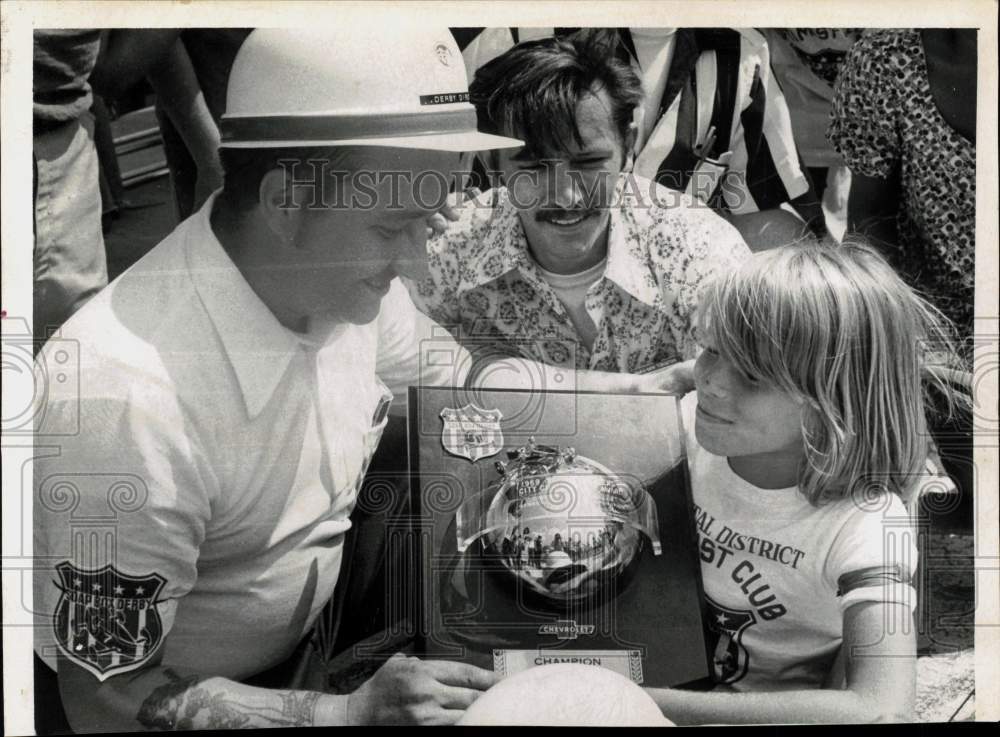 1973 Press Photo Stuart Dubrey, Director, Soap Box Derby Winner Harold Benson- Historic Images