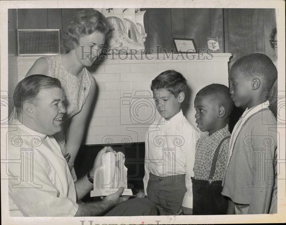 1966 Press Photo Dentist Dr. V.A. Smitar Shows Students Model of a Tooth