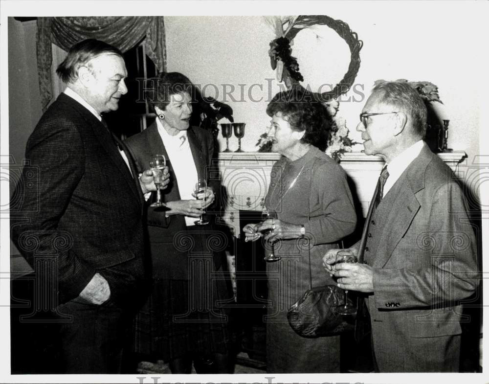 1986 Press Photo Gathering at The Glen Sanders Mansion in Schenectady, New York- Historic Images