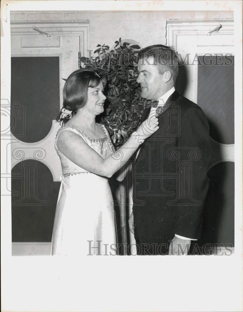 Press Photo Tinsel Ball Guests - tub20265