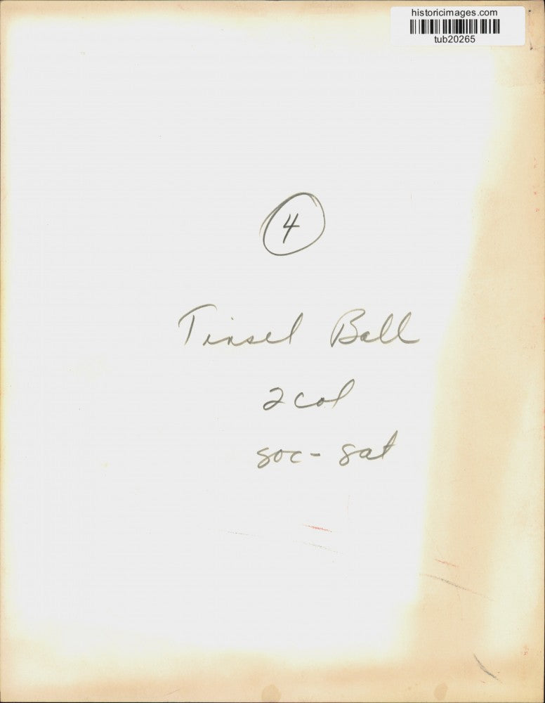 Press Photo Tinsel Ball Guests - tub20265