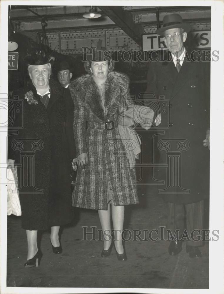 Load image into Gallery viewer, 1940 Press Photo Mayor &amp; Mrs. John Boyd Thacher with Virginia Wallace Returning
