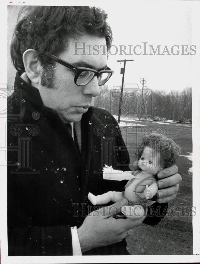 1974 Press Photo Leslie Fisher Holds Doll Before Tent Fires - tub20606- Historic Images