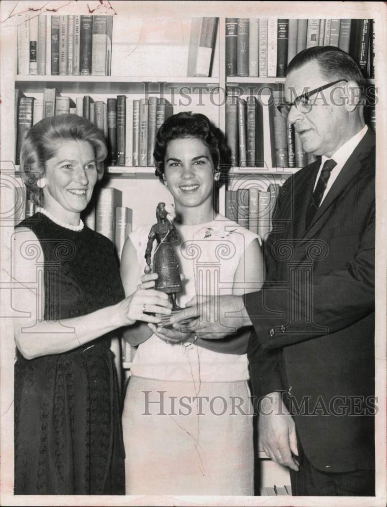 1964 Press Photo Ray Stephany with Sculpture at Mrs. Robert K. Baier&#39;s Home