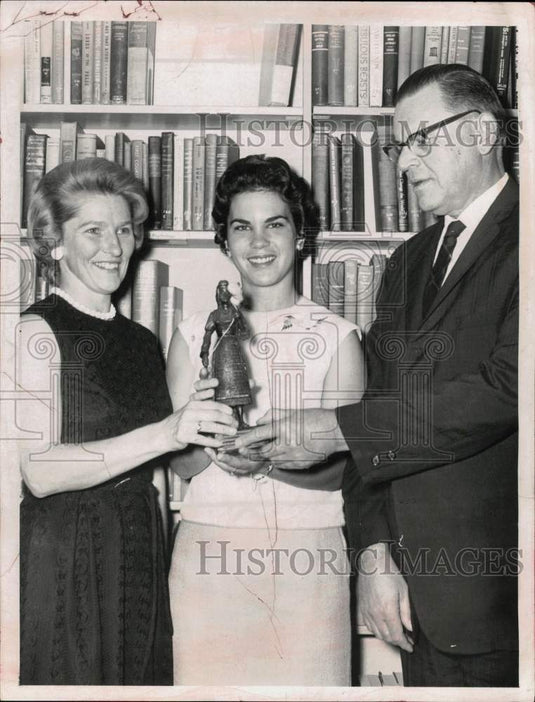 1964 Press Photo Ray Stephany with Sculpture at Mrs. Robert K. Baier's Home