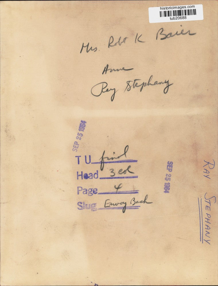 1964 Press Photo Ray Stephany with Sculpture at Mrs. Robert K. Baier's Home