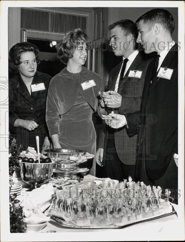 1961 Press Photo Trudy Hemstead, Other College Students at Albany Country Club- Historic Images